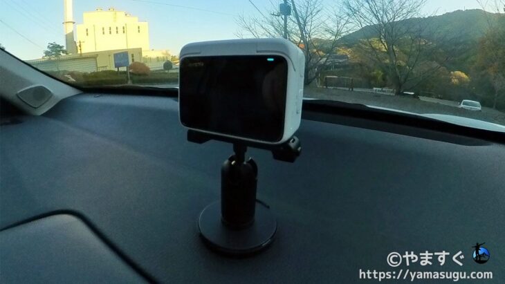 Insta360 GO 3を車に取り付けた様子