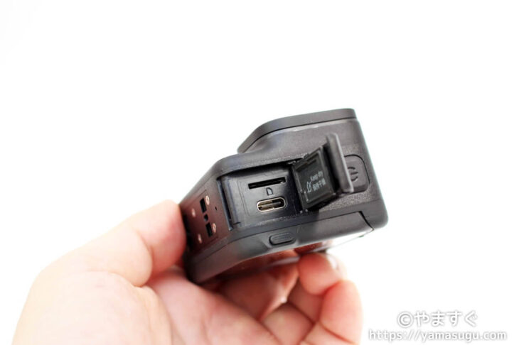 Insta360 Ace ProのSDカードを入れる場所