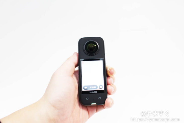 Insta360 X3を手に持った様子