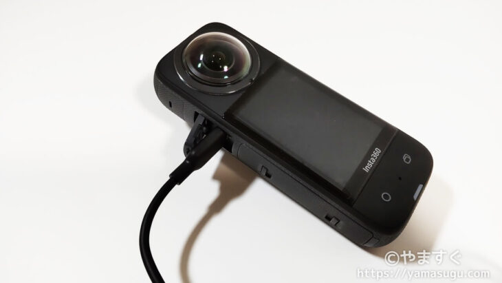 Insta360 X3をケーブルで充電する様子