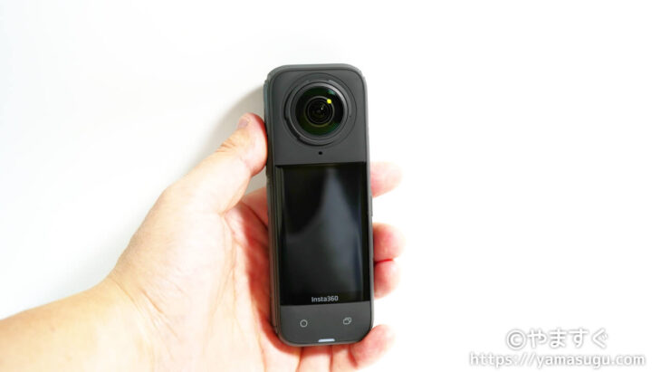 Insta360 X4を手に持った様子