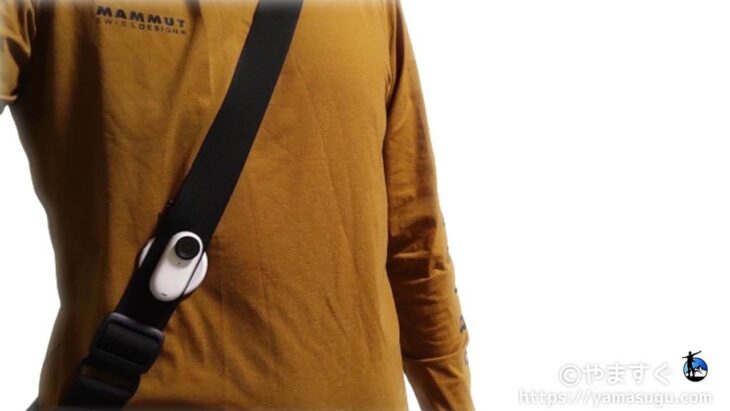 Insta360 GO 3をショルダーバッグに取り付けた様子
