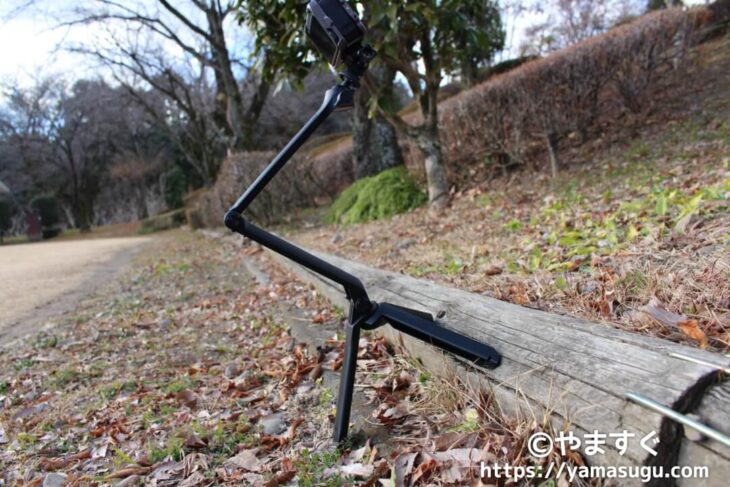 多機能自撮り棒を不整地に置いた様子