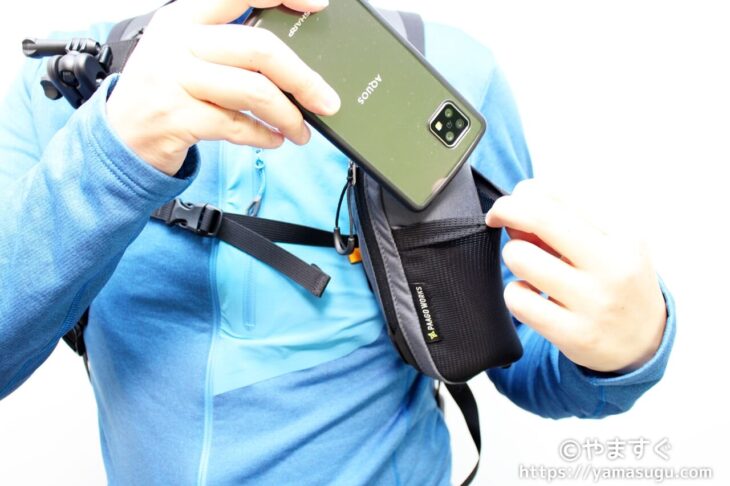パーゴワークスのスナップにスマホを入れる様子
