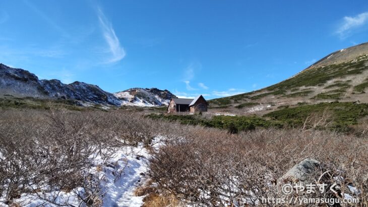 岩手山の8合目の景色と避難小屋