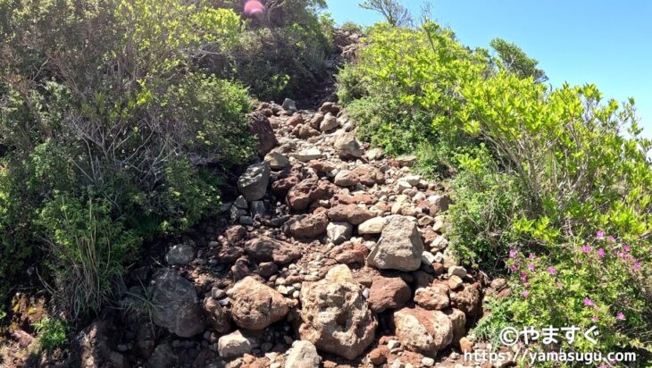 韓国岳の登山道のガレ場