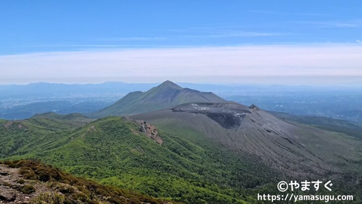 高千穂峰と新燃岳