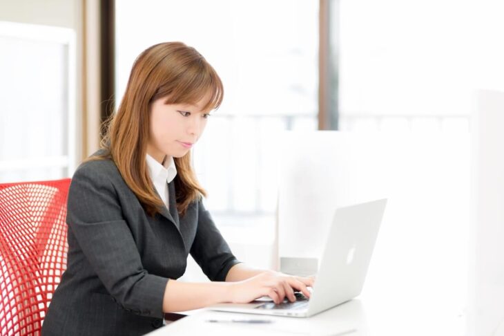パソコンに向かって仕事をする女性
