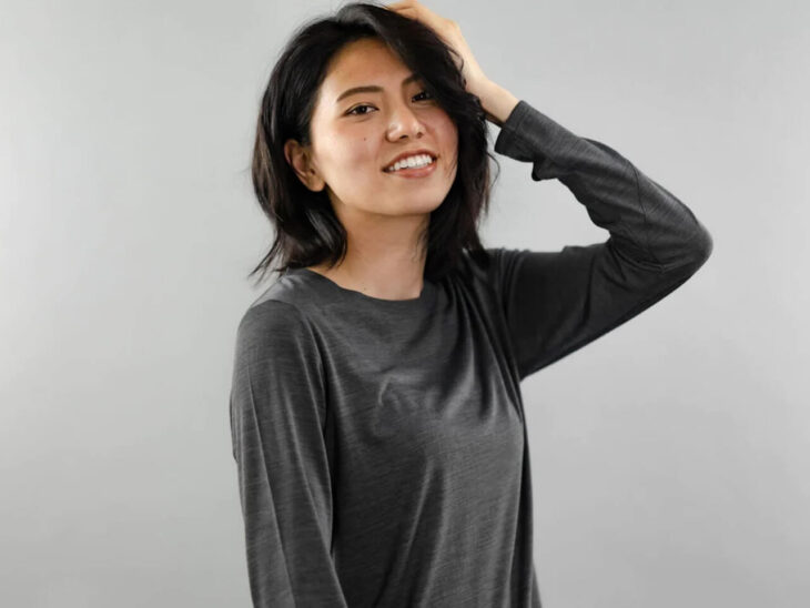シープブレスTシャツを着ている女性